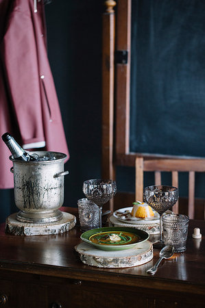 Bowl of fresh garnished soup, a dessert and champagne on vintage table Foto de stock - Sin royalties Premium, Código: 649-09213079