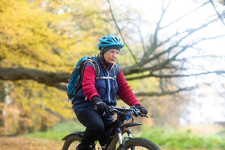 simsearch:649-08900720,k - Senior woman cycling in park Stock Photo - Premium Royalty-Free, Code: 649-09230446