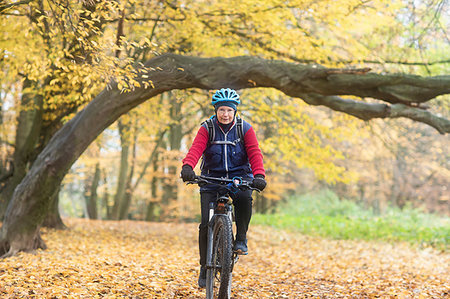 simsearch:649-08900720,k - Senior woman cycling in park Stock Photo - Premium Royalty-Free, Code: 649-09230447