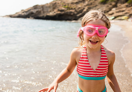 simsearch:649-07585546,k - Cute girl in swimming goggles on beach, Portoferraio, Tuscany, Italy Stock Photo - Premium Royalty-Free, Code: 649-09245864