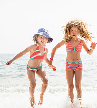 simsearch:649-07585546,k - Two sisters in matching bikinis splashing in sea, Portoferraio, Tuscany, Italy Stock Photo - Premium Royalty-Free, Code: 649-09245863