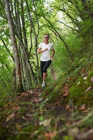 simsearch:628-05817723,k - Jogger in forest Stock Photo - Premium Royalty-Free, Code: 649-09245942