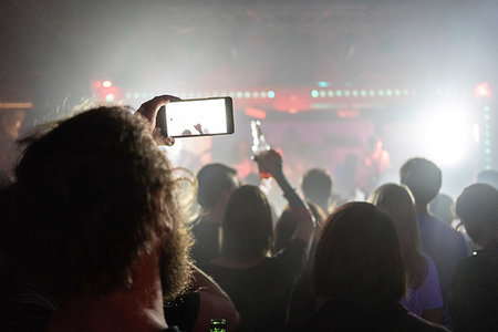 simsearch:6113-07564814,k - Man taking photograph of concert with smartphone Stock Photo - Premium Royalty-Free, Code: 649-09249865