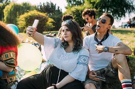 simsearch:649-07239413,k - Group of friends relaxing, taking selfie at picnic in park Stock Photo - Premium Royalty-Free, Code: 649-09257846