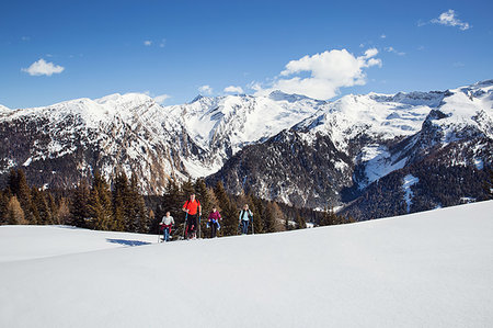 simsearch:649-07437959,k - Mature couple and daughters snowshoeing in snow covered mountain landscape, Styria, Tyrol, Austria Foto de stock - Sin royalties Premium, Código: 649-09258158