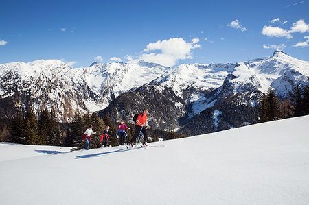 simsearch:649-07437959,k - Mature couple and daughters snowshoeing uphill in snow covered mountain landscape, Styria, Tyrol, Austria Foto de stock - Sin royalties Premium, Código: 649-09258159