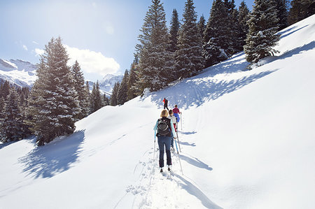 simsearch:649-07437959,k - Mature couple and daughters snowshoeing in snow covered mountain landscape, rear view, Styria, Tyrol, Austria Foto de stock - Sin royalties Premium, Código: 649-09258150