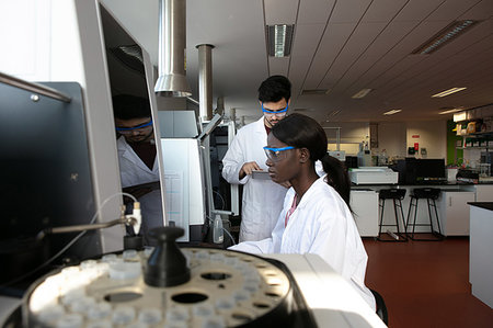 simsearch:649-07585094,k - Young female and male scientists using computer and digital tablet in laboratory Stock Photo - Premium Royalty-Free, Code: 649-09258365