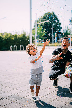 family image and confetti - Father and son playing with confetti in park Photographie de stock - Premium Libres de Droits, Code: 649-09250119