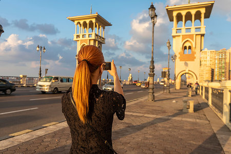 Female tourist with red hair photographing Stanley bridge, rear view, Alexandria, Egypt Foto de stock - Sin royalties Premium, Código: 649-09250314