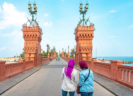 Two female tourists taking photograph on Montaza palace bridge, Alexandria, Egypt Foto de stock - Sin royalties Premium, Código: 649-09250311