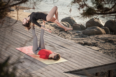 Women practising acro yoga at seaside Foto de stock - Sin royalties Premium, Código: 649-09250939