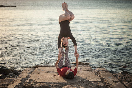 Women practising acro yoga at seaside Photographie de stock - Premium Libres de Droits, Code: 649-09250940