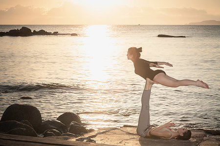 Women practising acro yoga at seaside Photographie de stock - Premium Libres de Droits, Code: 649-09250941