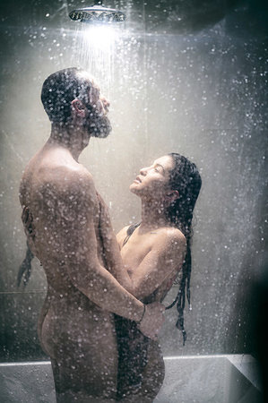 Naked hipster couple in shower Photographie de stock - Premium Libres de Droits, Code: 649-09250977