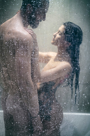 Naked hipster couple in shower Photographie de stock - Premium Libres de Droits, Code: 649-09250978