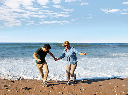 simsearch:649-03009497,k - Couple playing on beach, Thurlestone, Devon, United Kingdom Stock Photo - Premium Royalty-Free, Code: 649-09251472