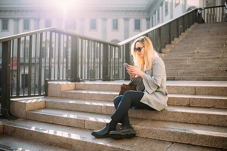 Young woman sitting on city stairway looking at smartphone, Milan, Italy Photographie de stock - Premium Libres de Droits, Code: 649-09252031