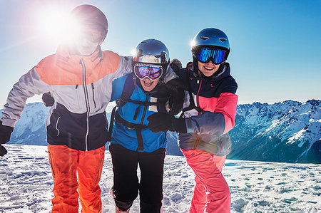 simsearch:649-07437959,k - Skiers, mother with teenage son and daughter with arms around each other  on snow covered mountain top, portrait,  Alpe-d'Huez, Rhone-Alpes, France Foto de stock - Sin royalties Premium, Código: 649-09268961