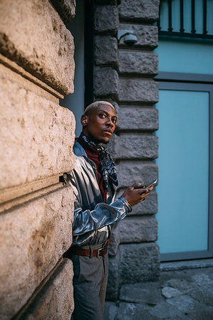 simsearch:649-07560393,k - Stylish man using cellphone by period building, Milan, Italy Photographie de stock - Premium Libres de Droits, Code: 649-09269175