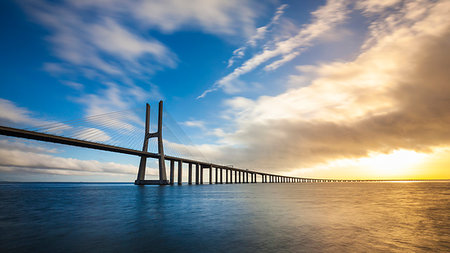 Vasco da Gama Bridge spanning Tagus river at sunset, Portugal Foto de stock - Sin royalties Premium, Código: 649-09269387