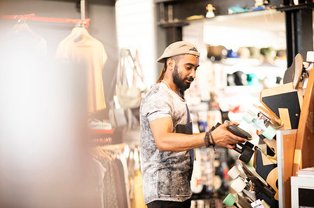 Man choosing skateboard in shop Foto de stock - Sin royalties Premium, Código: 649-09269419