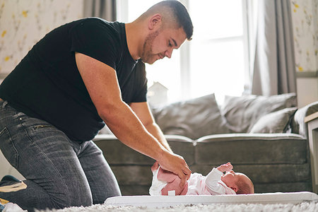 Father changing baby's diaper at home Foto de stock - Sin royalties Premium, Código: 649-09275881