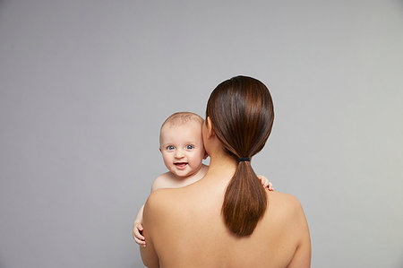 simsearch:6113-06720631,k - Baby looking over mother's shoulder Foto de stock - Sin royalties Premium, Código: 649-09275908
