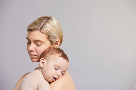 simsearch:6113-06720631,k - Mother with baby boy sleeping on shoulder Foto de stock - Sin royalties Premium, Código: 649-09275946
