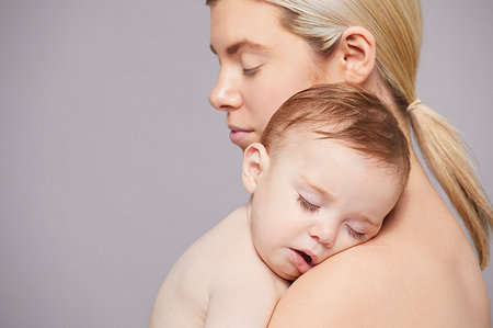 simsearch:6113-06720631,k - Mother with baby boy sleeping on shoulder Foto de stock - Sin royalties Premium, Código: 649-09275947