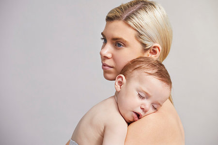 simsearch:6113-06720631,k - Mother with baby boy sleeping on shoulder Foto de stock - Sin royalties Premium, Código: 649-09275948