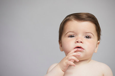 simsearch:649-06533379,k - Curious baby girl Photographie de stock - Premium Libres de Droits, Code: 649-09275952