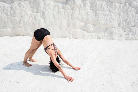 simsearch:6102-08942314,k - Woman practising yoga in cotton castle, Pamukkale, Denizli, Turkey Photographie de stock - Premium Libres de Droits, Code: 649-09276078