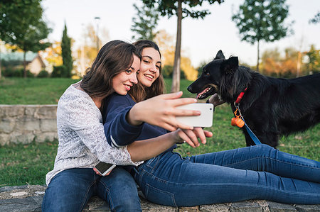 simsearch:632-07674444,k - Sisters taking selfie with dog in park Stock Photo - Premium Royalty-Free, Code: 649-09277333