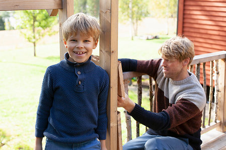 simsearch:649-09078617,k - Father and son building treehouse together in garden Stock Photo - Premium Royalty-Free, Code: 649-09277418