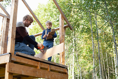 simsearch:649-09078617,k - Father and son building treehouse together in garden Stock Photo - Premium Royalty-Free, Code: 649-09277412