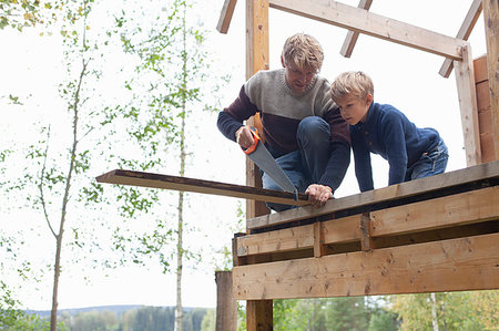 simsearch:649-09078617,k - Father and son building treehouse together in garden Stock Photo - Premium Royalty-Free, Code: 649-09277413