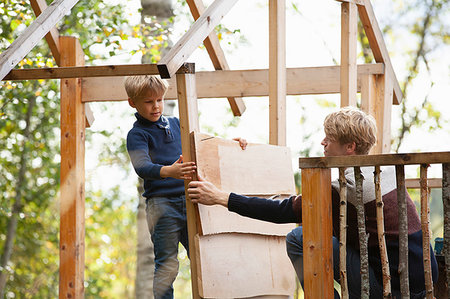 simsearch:649-09078617,k - Father and son building treehouse together in garden Stock Photo - Premium Royalty-Free, Code: 649-09277425