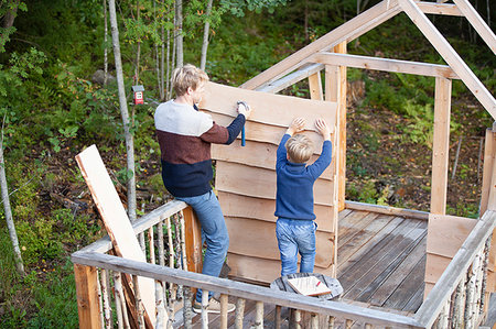 simsearch:649-09078617,k - Father and son building treehouse together in garden Stock Photo - Premium Royalty-Free, Code: 649-09277420