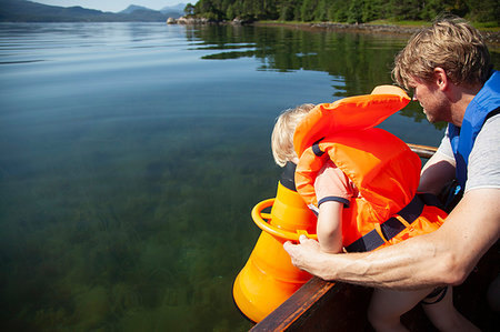 simsearch:614-06623416,k - Father supporting son looking through telescope into lake on boat, Finland Stock Photo - Premium Royalty-Free, Code: 649-09277551