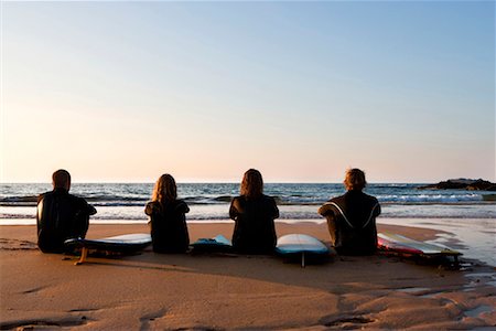 simsearch:632-01150248,k - Four people sitting on the beach with surfboards. Foto de stock - Sin royalties Premium, Código: 649-01696105