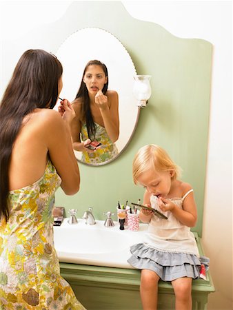 family bathroom mirror - Mother and daughter applying makeup. Foto de stock - Sin royalties Premium, Código: 649-01754334