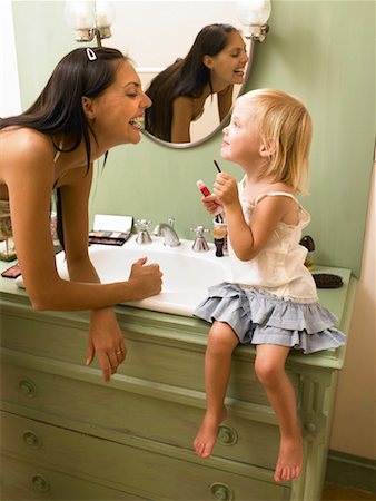family bathroom mirror - Mother and daughter applying makeup. Foto de stock - Sin royalties Premium, Código: 649-01754345