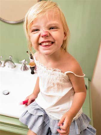 family bathroom mirror - Little girl with makeup on her nose. Foto de stock - Sin royalties Premium, Código: 649-01754346