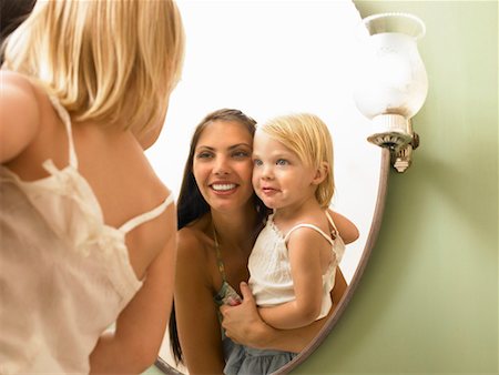 family bathroom mirror - Mother and daughter looking at mirror. Foto de stock - Sin royalties Premium, Código: 649-01754340