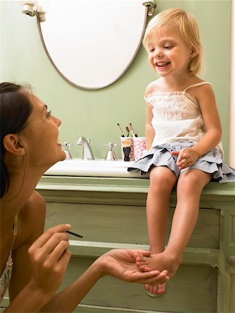 family bathroom mirror - Mother and daughter applying makeup. Foto de stock - Sin royalties Premium, Código: 649-01754341