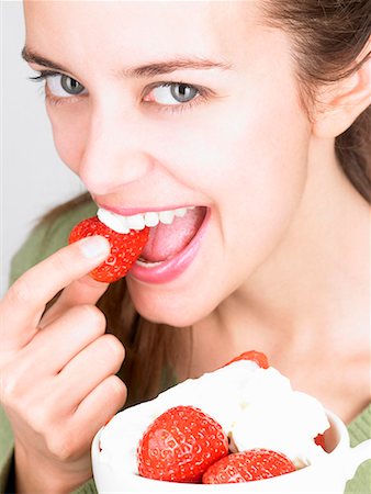 simsearch:614-06116210,k - Woman eating strawberries Foto de stock - Sin royalties Premium, Código: 649-02054393
