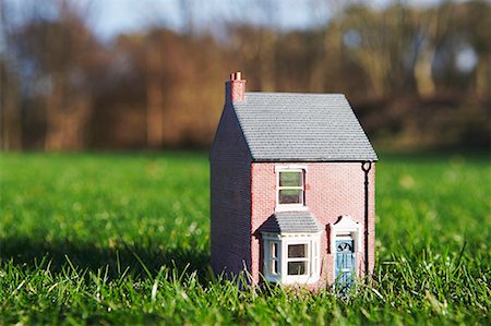 Model of house sits on lawn Stock Photo - Premium Royalty-Free, Code: 649-02055272