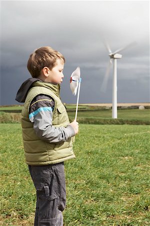 simsearch:649-05657717,k - Boy blowing windmill on a wind farm Foto de stock - Sin royalties Premium, Código: 649-02199586