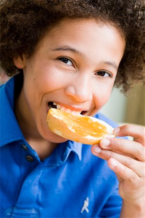 Boy eating a jam bread Foto de stock - Sin royalties Premium, Código: 649-02290440